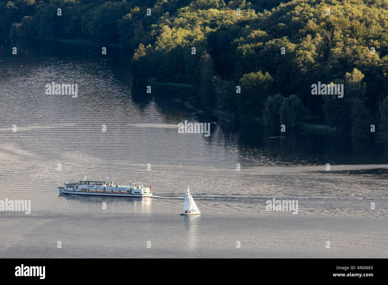 Der Baldeneysee, ein Reservoir der Ruhr in Essen, Deutschland, Segelboote, sightseeing River Boat, Stockfoto