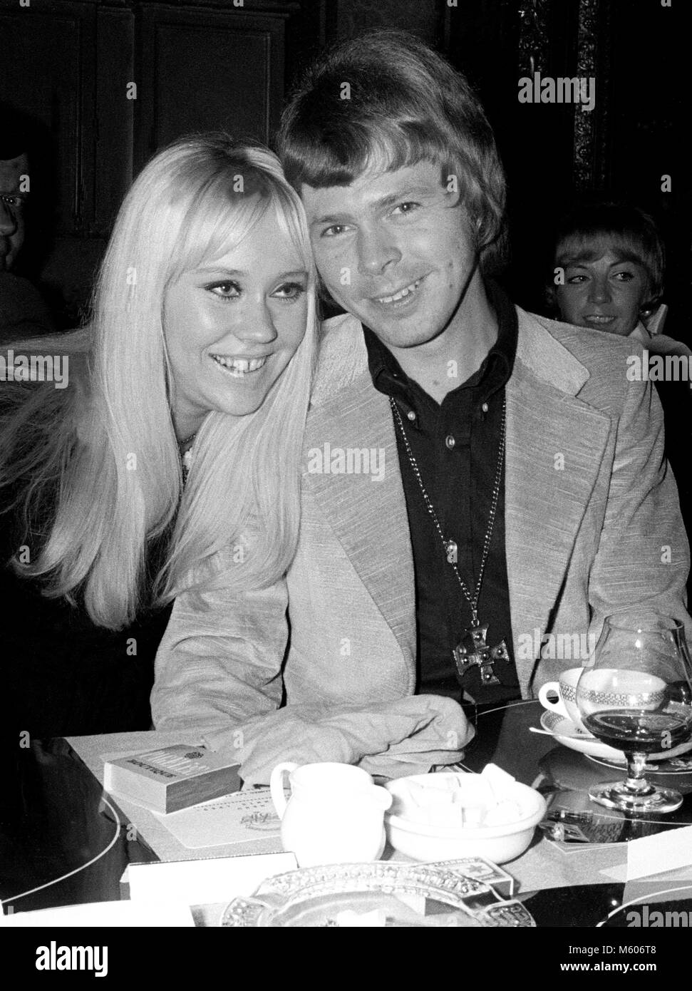 AGNETHA FÄLTSKOG mit Ehemann BJÖRN ULVAES an Grammisgalan 1969 Die schwedische Music Award Stockfoto