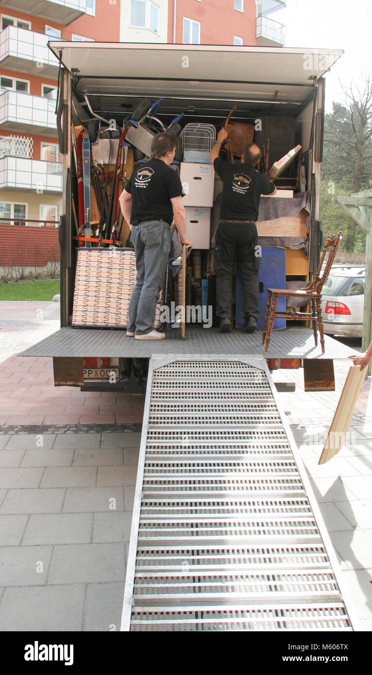 Ausbau Männer stolpern Möbel in das Fahrzeug 2010 beim Verschieben Stockfoto