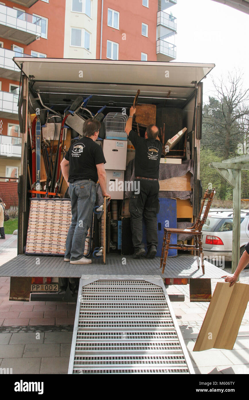Ausbau Männer stolpern Möbel in das Fahrzeug 2010 beim Verschieben Stockfoto