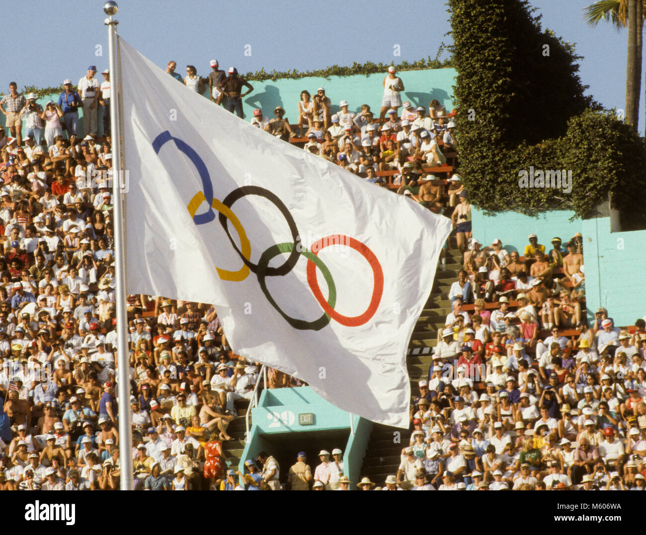 Die olympische Flagge auf Fahnenmast 1984 Stockfoto