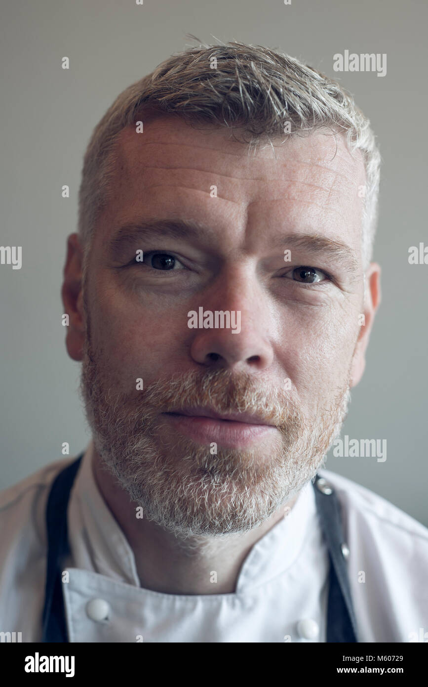 Tv-Koch Michael Bremner Posen für ein Portrait in seinem neuen Restaurant Murmeln in Brighton und Hove Stockfoto
