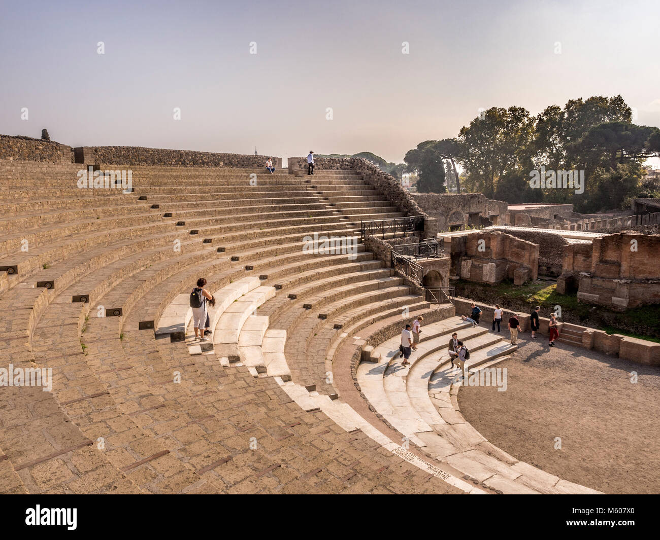 Die Cavae, Zuschauerraum in den Ruinen des Großen Theaters, Pompeji, Italien. Stockfoto
