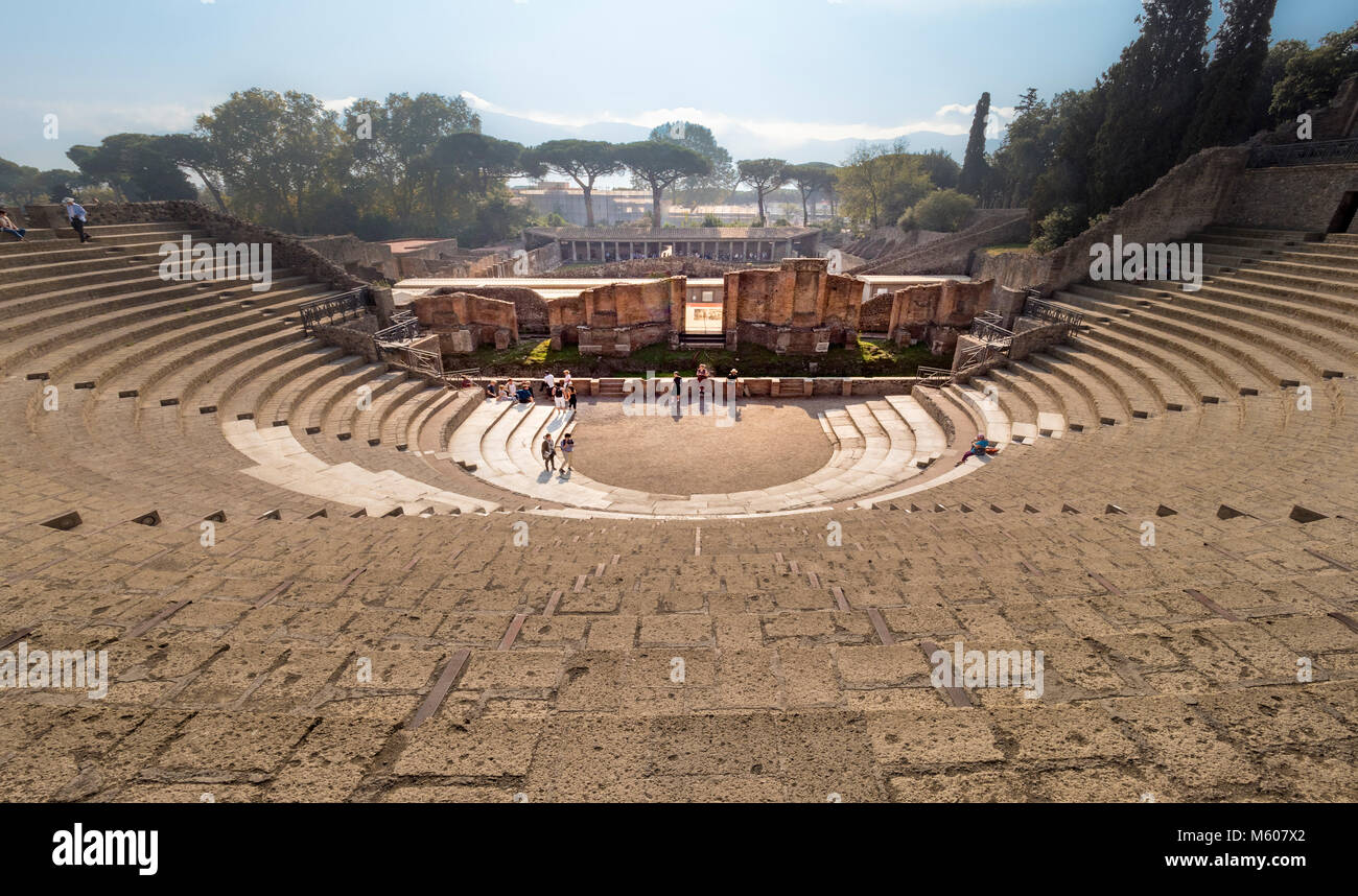 Weitwinkelansicht der Cavae, Zuschauerbereich in den Ruinen des Großen Theaters, Pompeji, Italien. Stockfoto