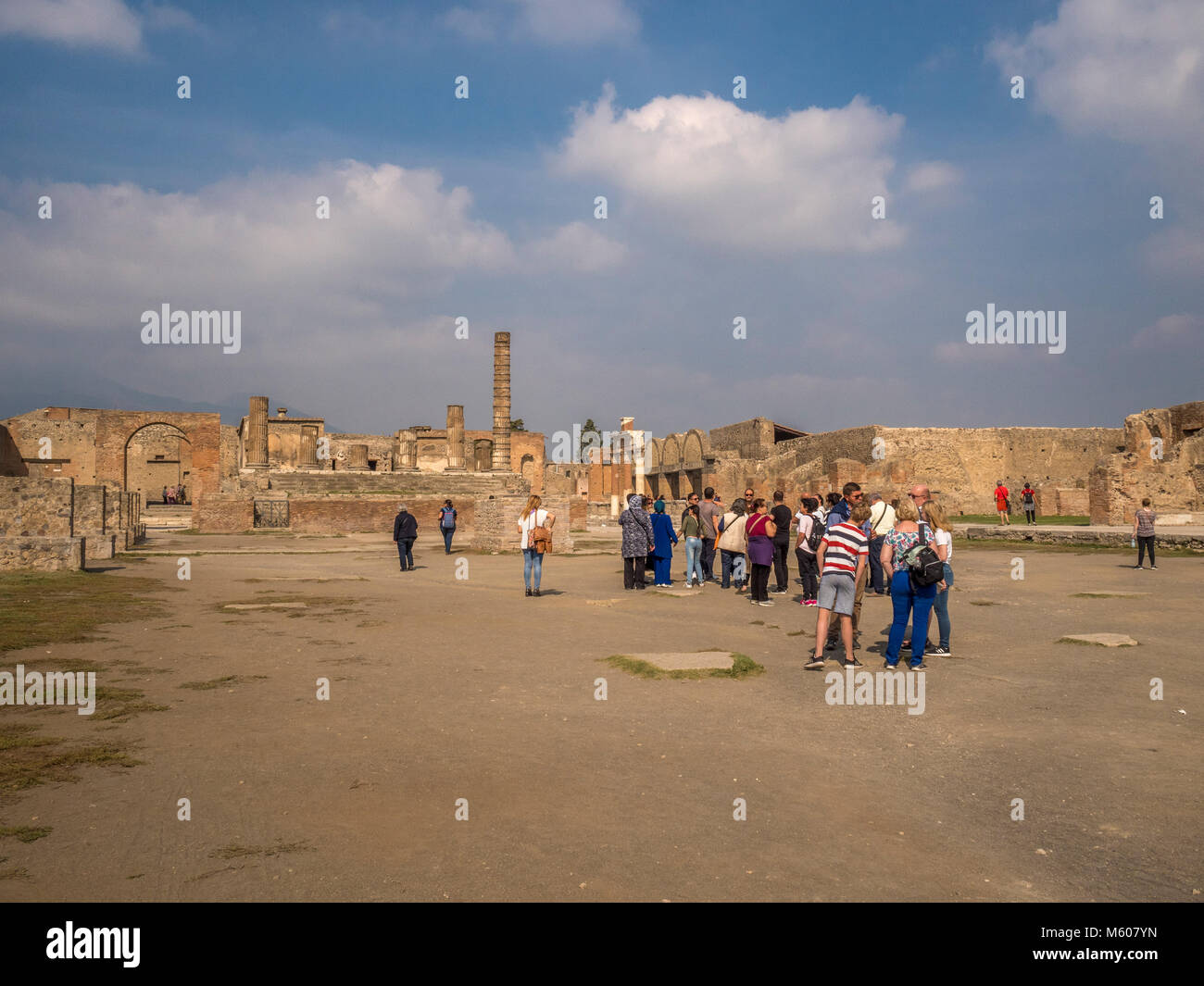 Touristen an den Ruinen von Pompeji, Italien. Stockfoto