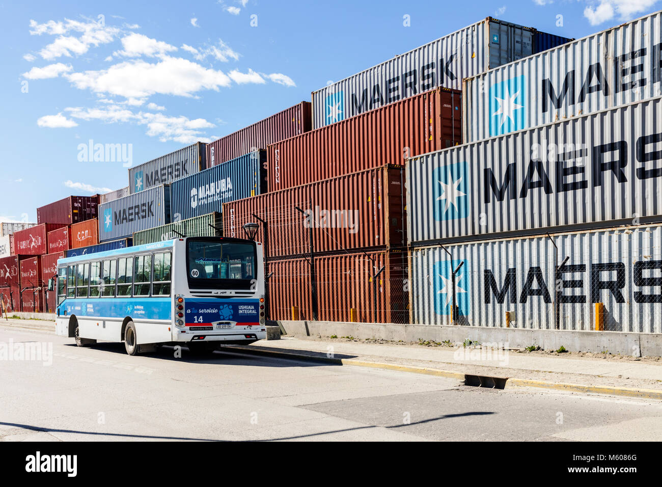 Containerisierte Fracht auf Dock; Hafen von Ushuaia, Argentinien Stockfoto