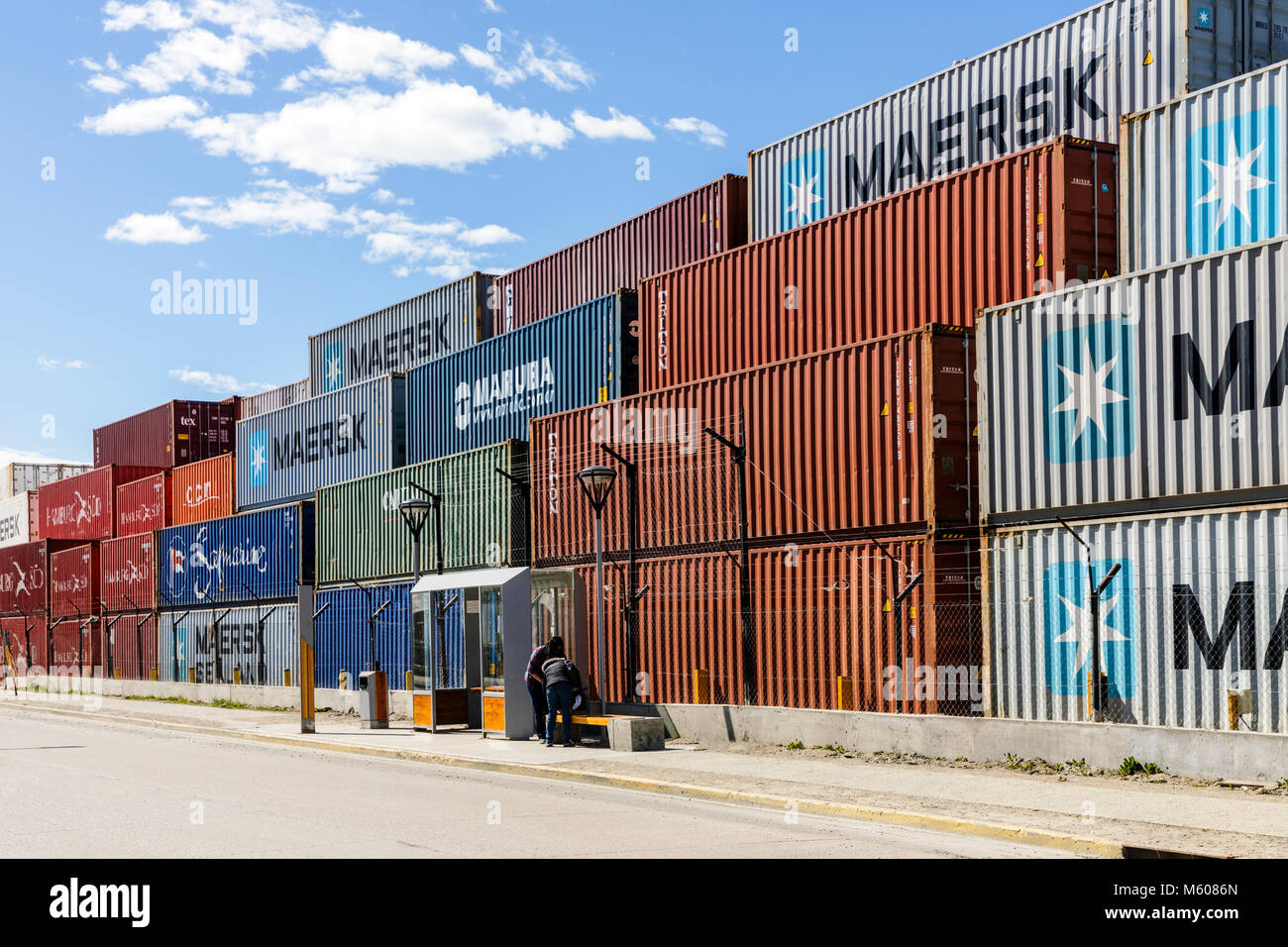 Containerisierte Fracht auf Dock; Hafen von Ushuaia, Argentinien Stockfoto