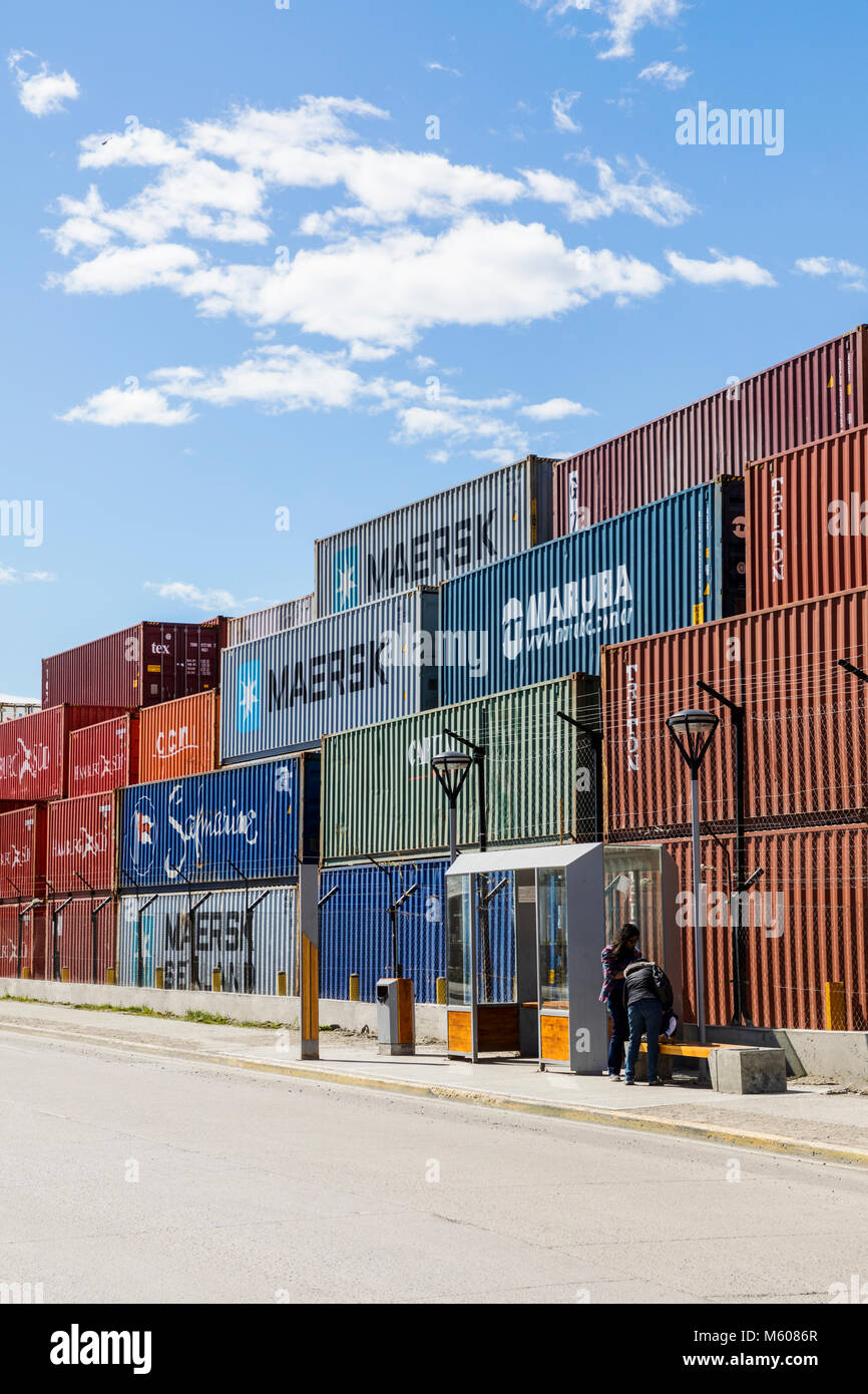 Containerisierte Fracht auf Dock; Hafen von Ushuaia, Argentinien Stockfoto