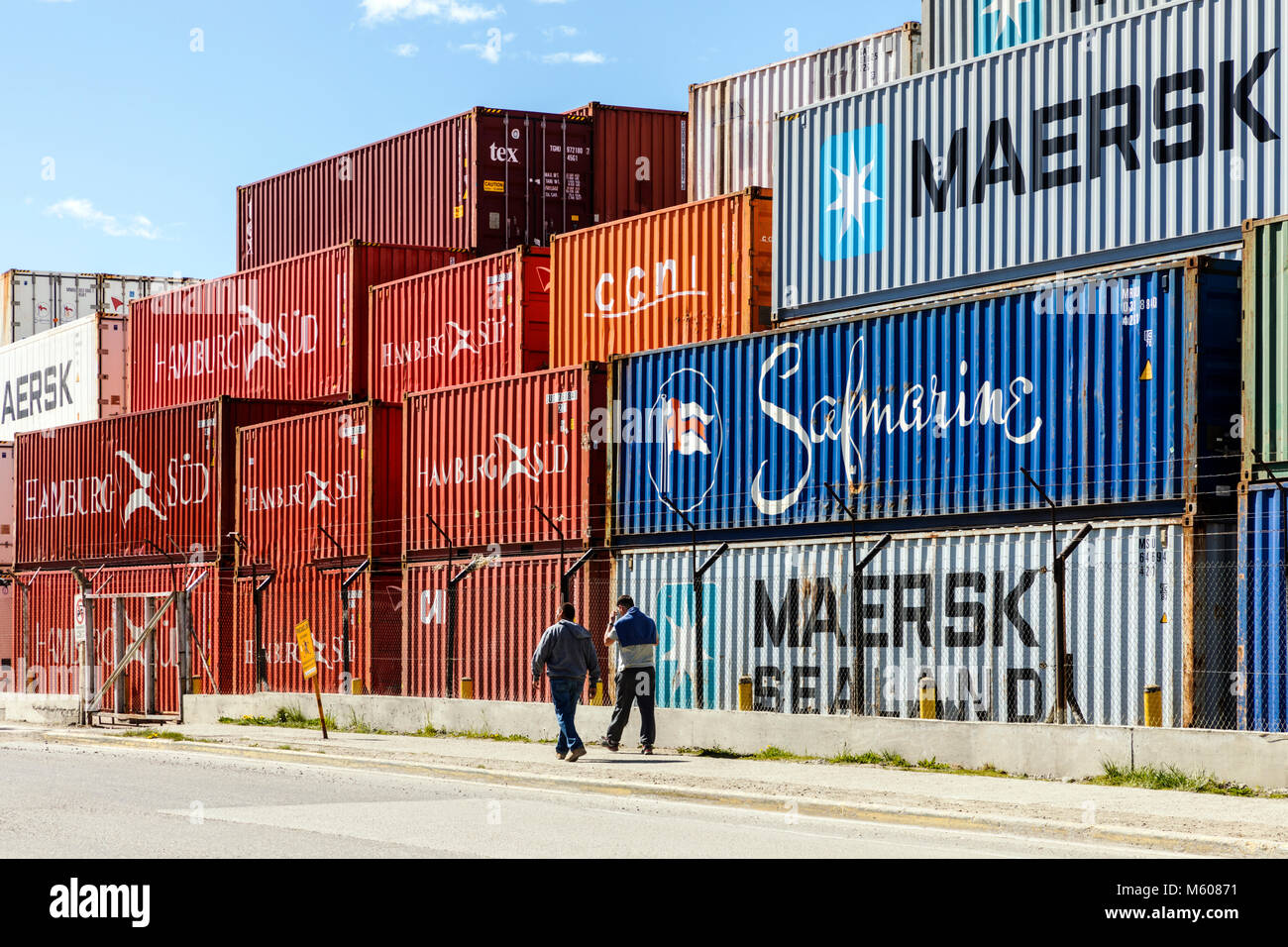 Containerisierte Fracht auf Dock; Hafen von Ushuaia, Argentinien Stockfoto