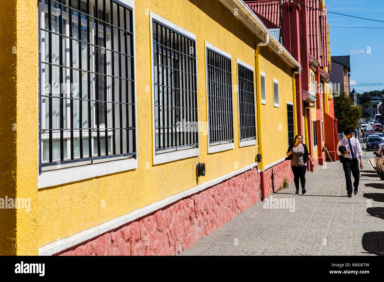 Fußgänger auf dem Bürgersteig; außen; Hafen von Ushuaia, Argentinien Stockfoto