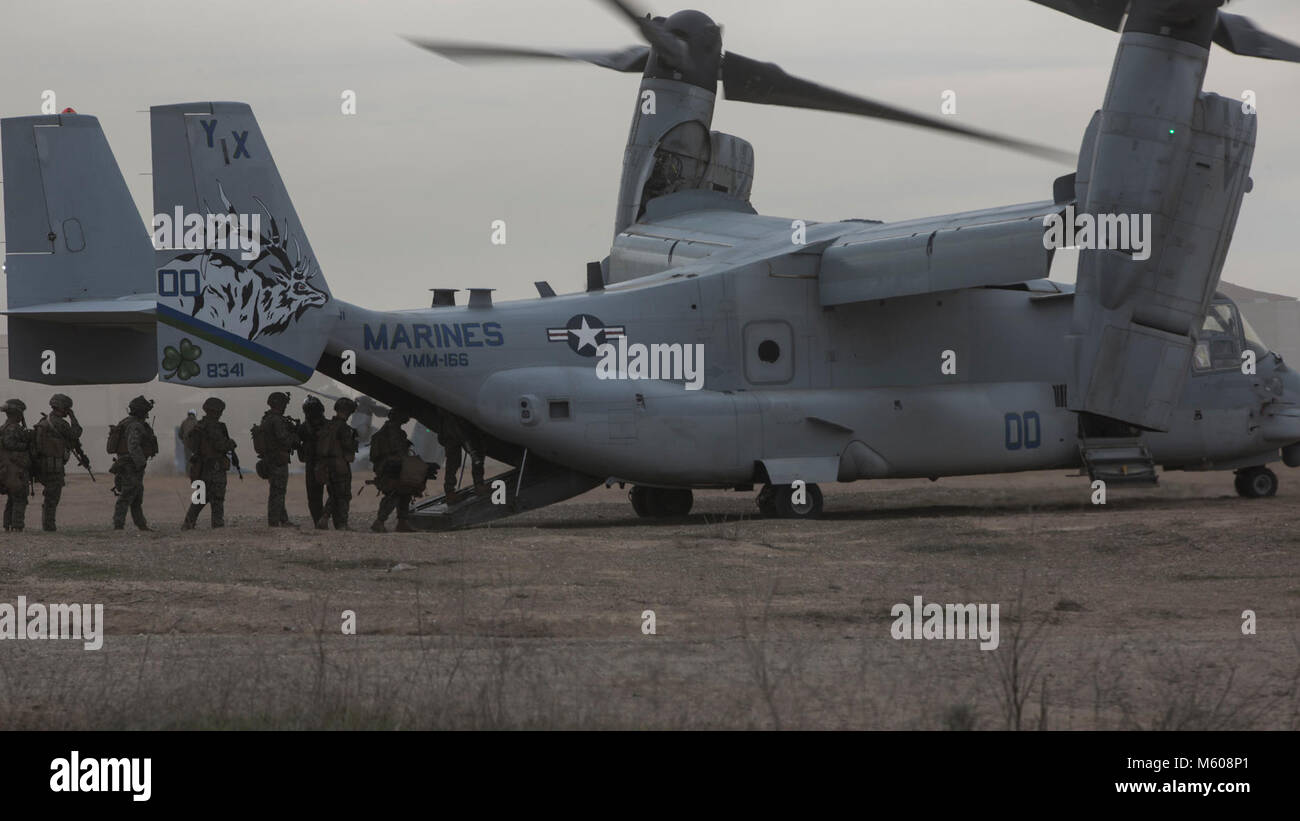 Us-Marines mit Lima Co., Bataillon Landung Team, 3.BATAILLON, 1. Marine Regiment, Last auf einer MV-22 Osprey von VMM-166 bei einem Luftangriff Übung in Camp Pendleton, Kalifornien, Jan. 30, 2018. Lima Co. Ist die Air Assault Element für die Blt für die 13 Marine Expeditionary Unit. (U.S. Marine Corps Stockfoto