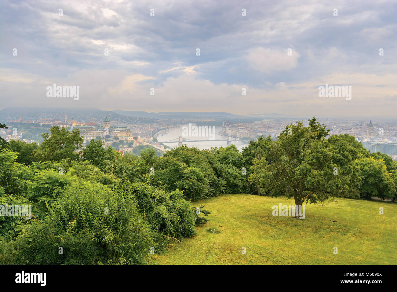 Gellert Hill Park gegen Donau und Budapest City Stockfoto