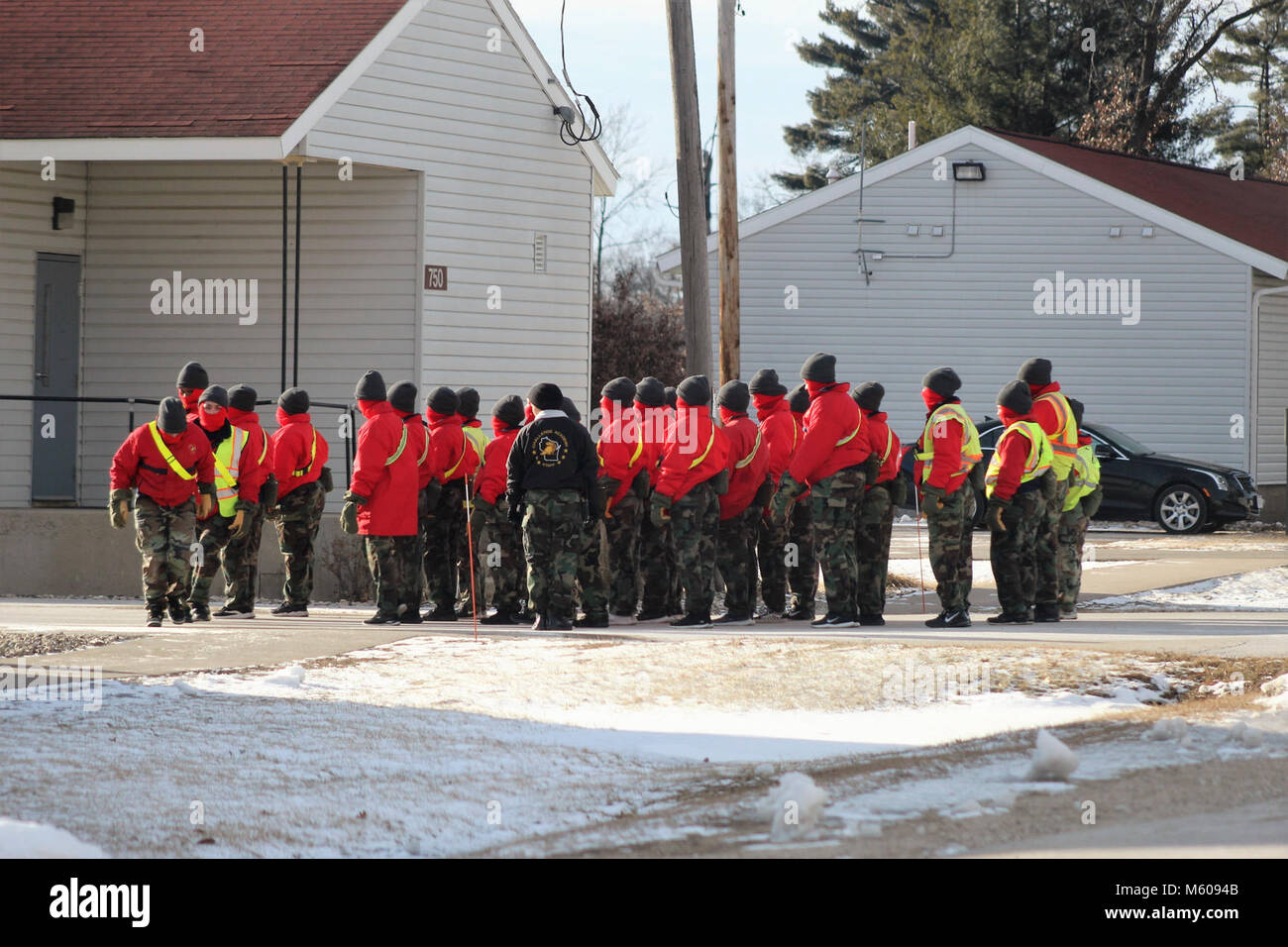 Eine Gruppe von Kadetten mit der Wisconsin Herausforderung Akademie bereiten ein Gebäude an der Akademie komplexe Feb 2, 2018 eingeben, am Fort McCoy, Wis., eine neue Klasse von kadetten Training im Januar. Die Herausforderung, Akademie, ein Fort McCoy Mieter Organisation, bietet Jugendlichen die Möglichkeit, die Richtung, ihr Leben zu ändern und die Stärke des Charakters und des Lebens Fähigkeiten, die notwendig sind, um erfolgreich zu werden, verantwortungsvolle Bürger entwickeln. Das Programm beginnt mit einem 5 1/2-monatigen Wohn- phase, von einem Jahr, post-Wohn- Phase. (U.S. Armee Stockfoto