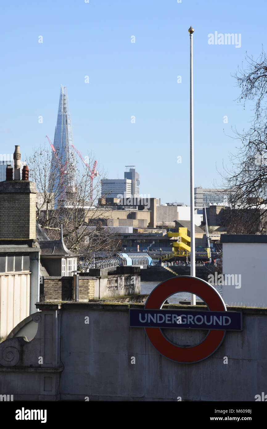 Blick auf Southbank von der U-Bahnstation Embankment, London, UK Stockfoto