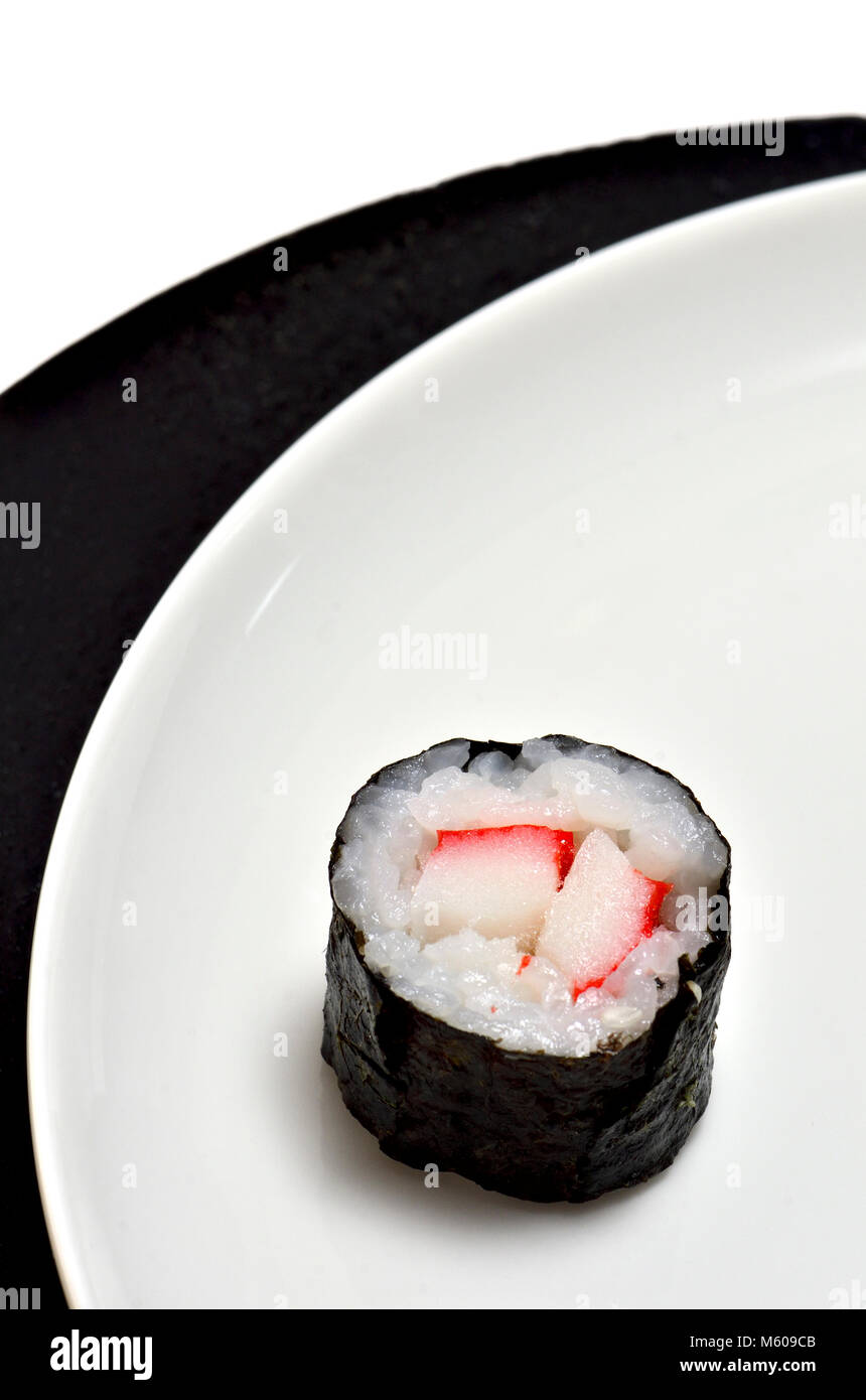 Sushi auf einem weißen Teller: Maki (Rolle in Seetang eingewickelt) Stockfoto