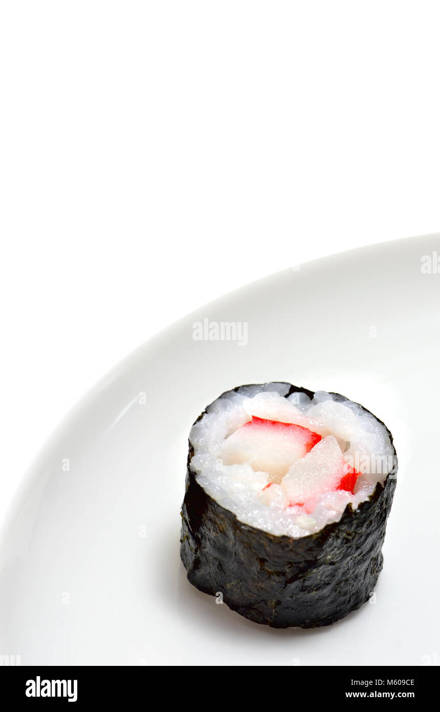 Sushi auf einem weißen Teller: Maki (Rolle in Seetang eingewickelt) Stockfoto