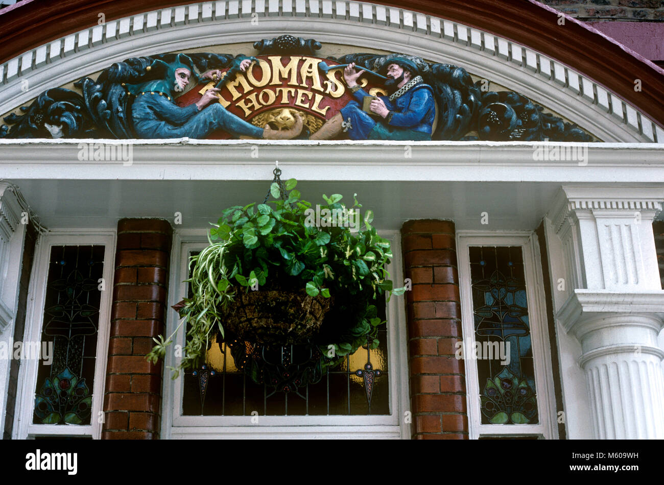 Vereinigtes Königreich, England, Yorkshire, York, Museum Straße, Thomas' Hotel, geschnitzt, bemalt Holz- pub Schild über Fenster in 1990 s Stockfoto