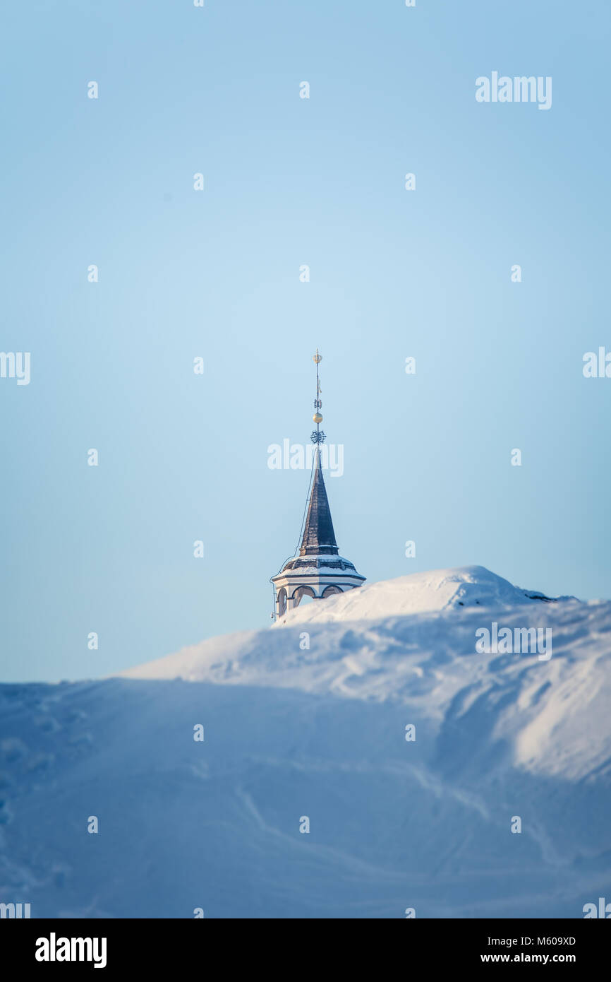 Einen schönen Turm von Roros Kirche in Mittelnorwegen. Weltkulturerbe. Winter Stadt Landschaft. Stockfoto