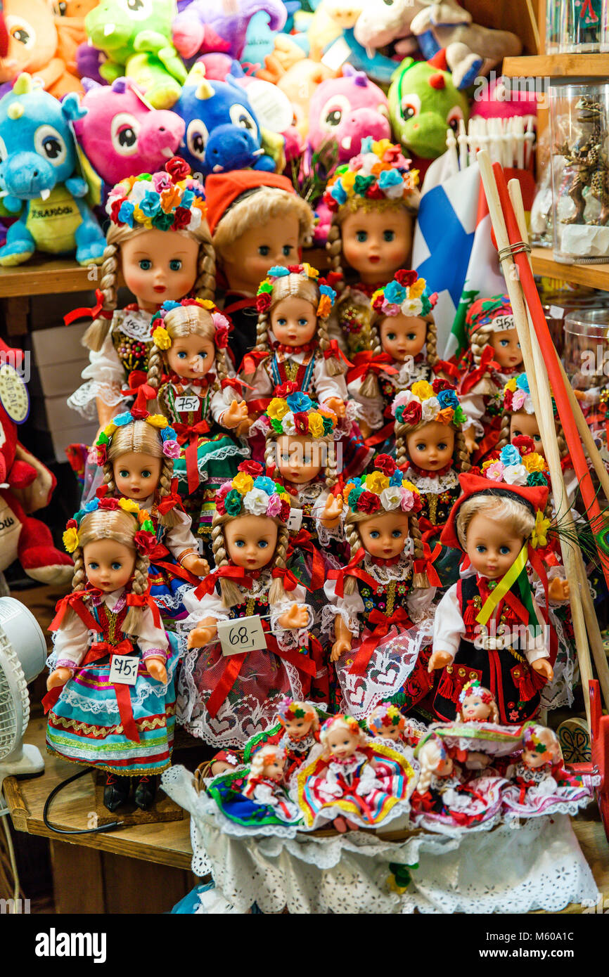 Puppen im traditionellen Folk Krakau Kostüme im Souvenirshop an der Tuchhallen gekleidet in der Ctracow Marktplatz Stockfoto