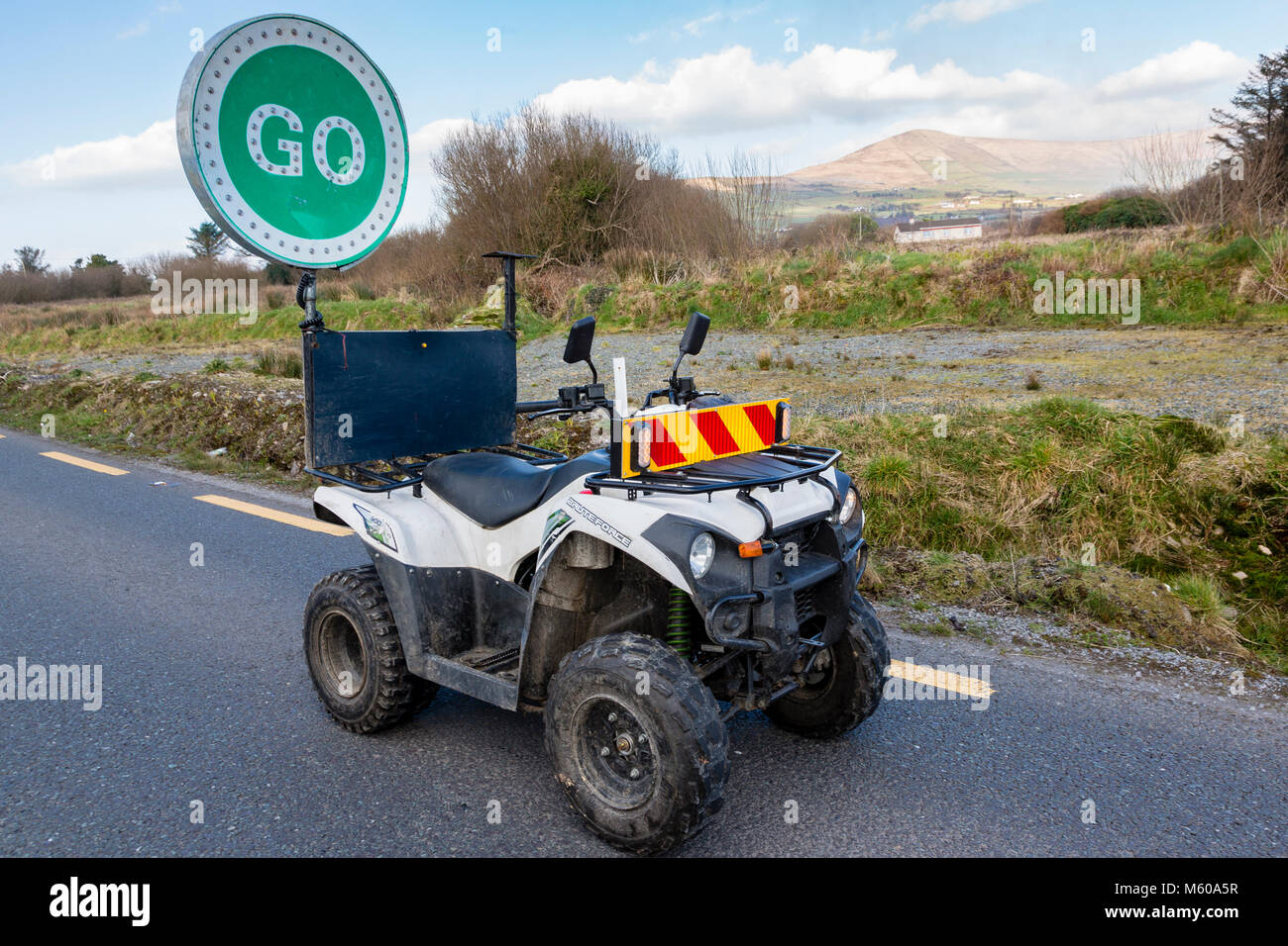 Mobile Lichtsignalanlagen auf Quad Bike auf Baustellen im County Kerry Irland Stockfoto