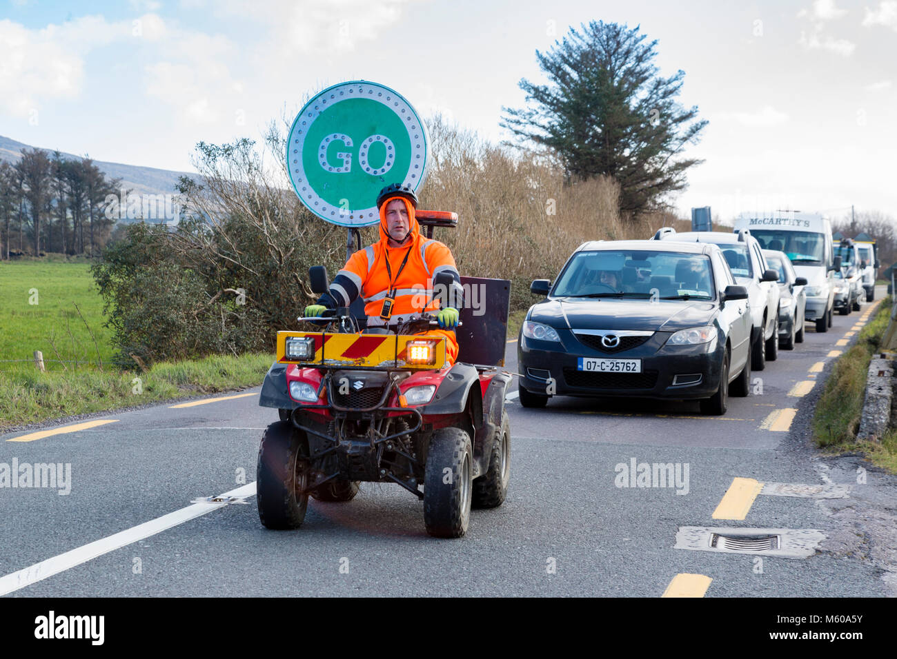 Mobile Lichtsignalanlagen auf Quad Bike auf Baustellen im County Kerry Irland Stockfoto