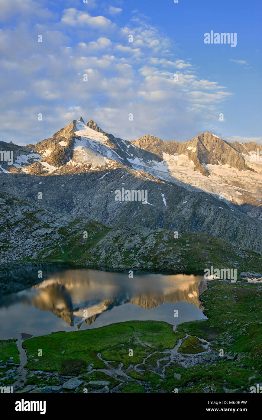 Wildgerlossee (2318 m) See in der Ferienregion Nationalpark Hohe Tauern, Österreich mit der Bergkette im Hintergrund Reichenspitzgruppe Stockfoto