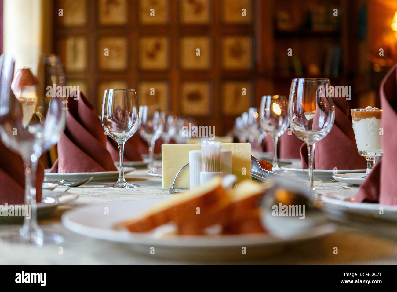 Tabelle Einstellung vor der Veranstaltung. Bereitschaft, Gäste zu empfangen. Perspektive und Linien, ordentlich vor der Einreichung. Leere Gläser und Teller. Es gibt Snacks Stockfoto
