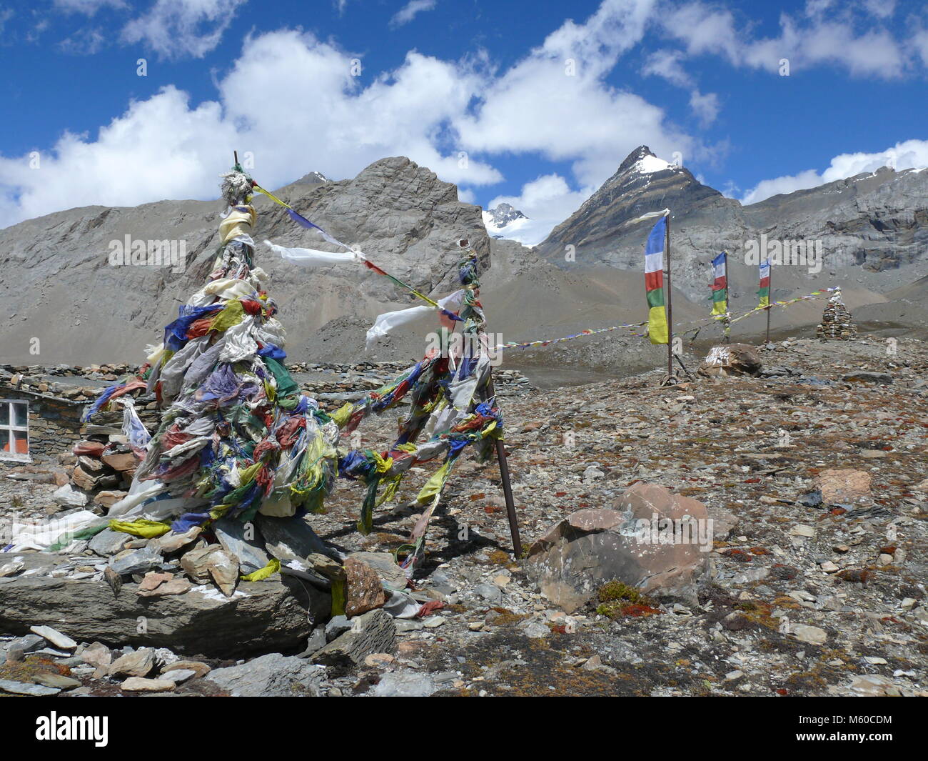 Gebetsfahnen im Himalaya, in den Bergen rund um Tilicho See Stockfoto