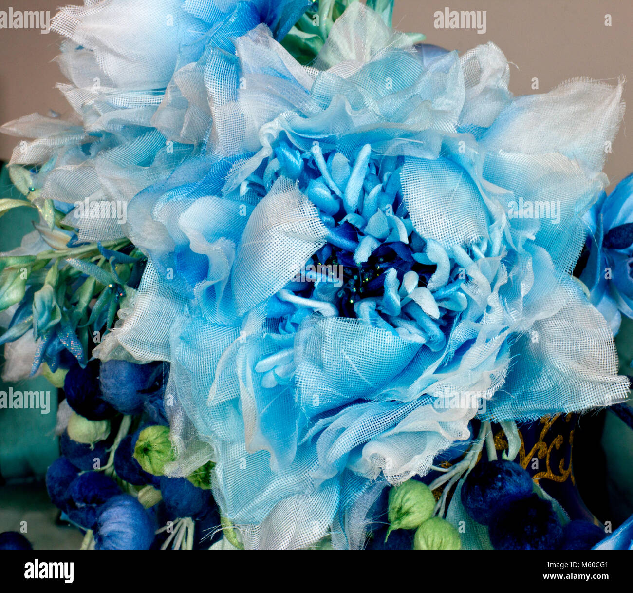 Blumenstrau mit blauen groen Blten und Knospen. Knstliche Blumen in die  Vase fr den Innenraum Stockfotografie - Alamy