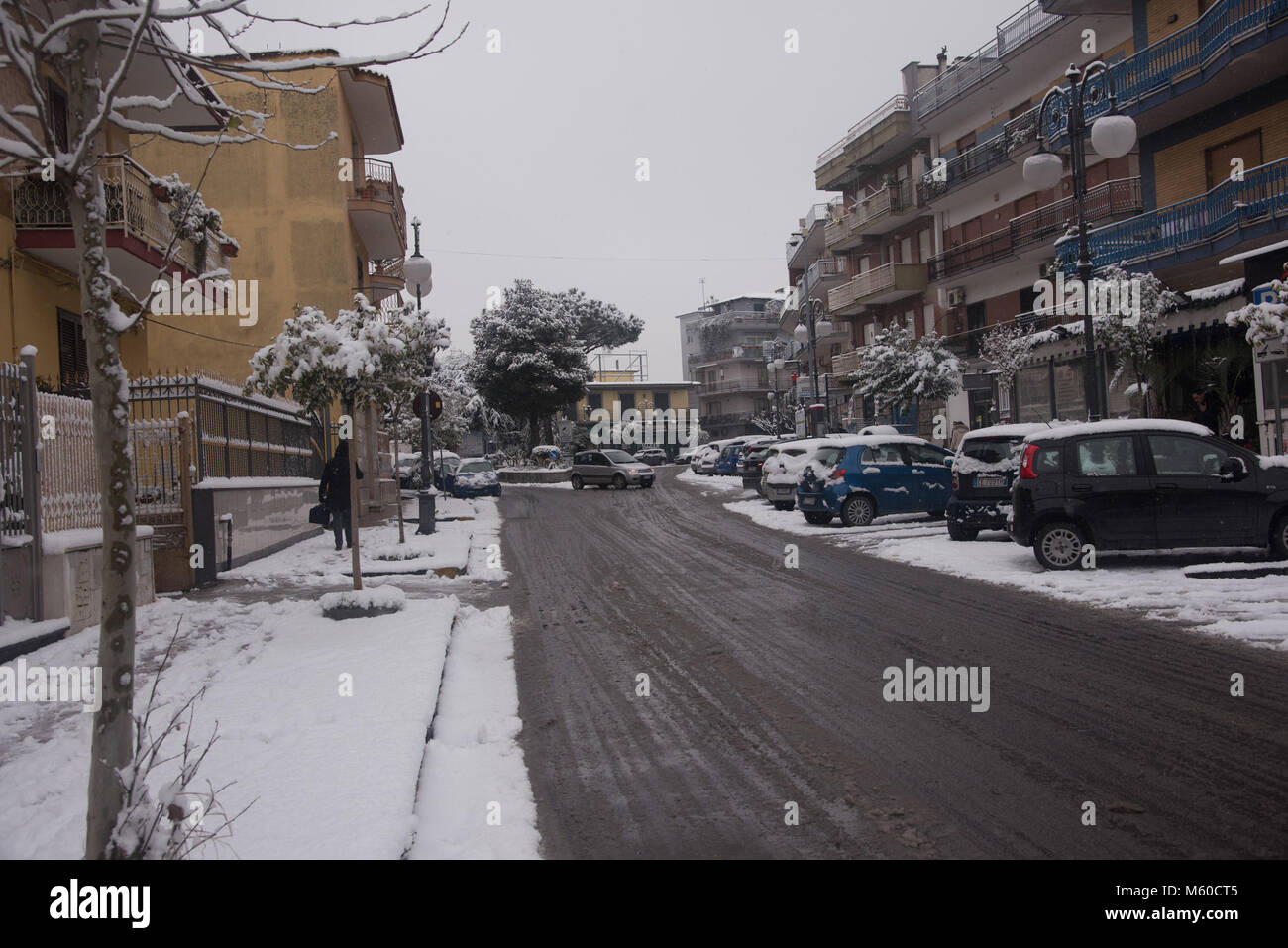 Qualiano, Italien. 27 Feb, 2018. Qualiano südlich von Italien, Provinz Neapel bei 100 m über dem Meeresspiegel, an diesem Morgen aufwachte, im Schnee. Credit: Giuseppe Ricciardiello/Pacific Press/Alamy leben Nachrichten Stockfoto