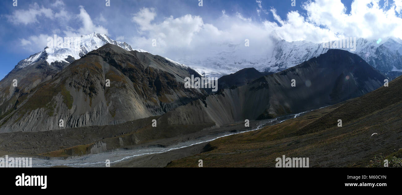 Schöne Panorama der schneebedeckten Himalaya von tilicho Base Camp, Annapurna Umrundung in Nepal Stockfoto