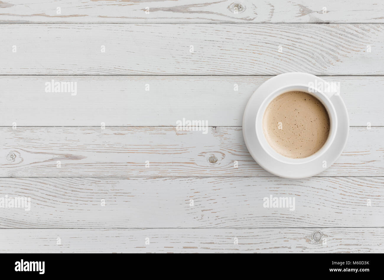 Kaffeetasse auf weissem Holztisch, Ansicht von oben Stockfoto