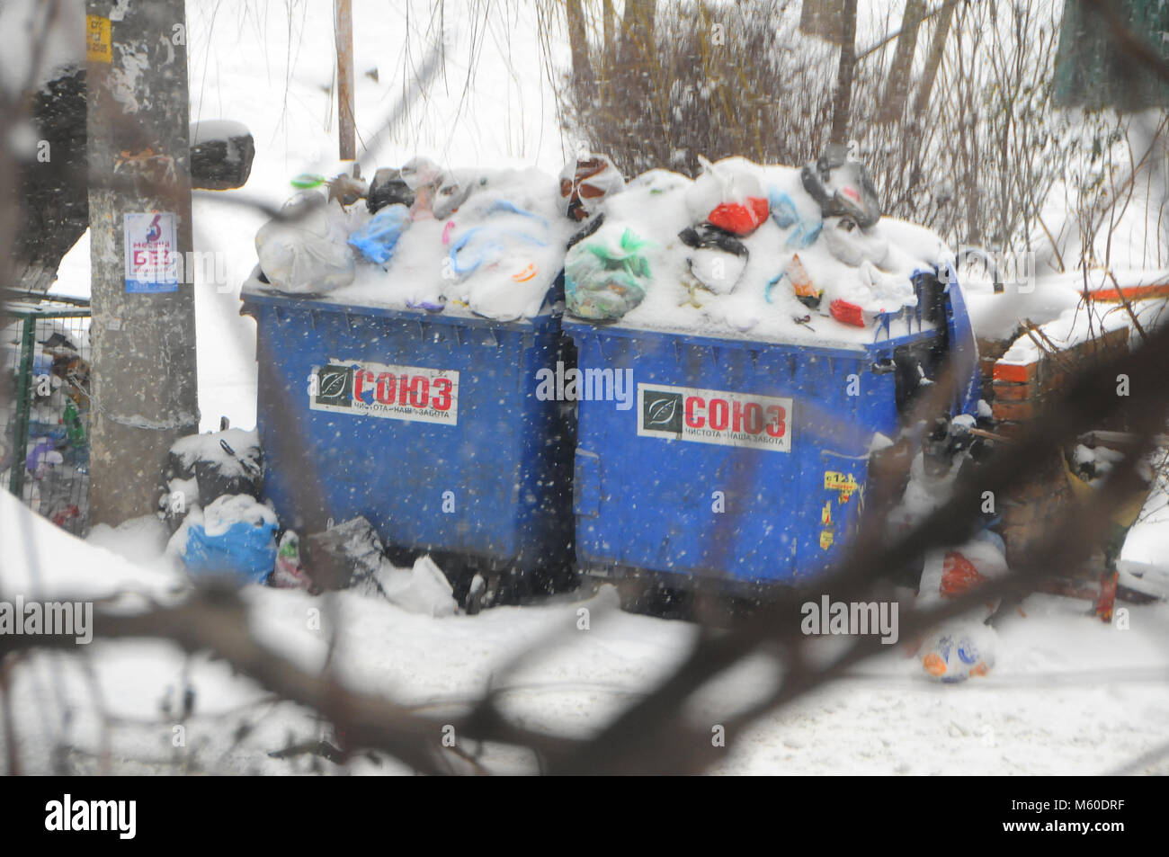 UKRAINE, Odessa - Februar 27, 2018: Schnee in der Stadt, Verkehr zusammenbrechen, Müll wird nicht exportiert, Umweltprobleme der Städte Stockfoto