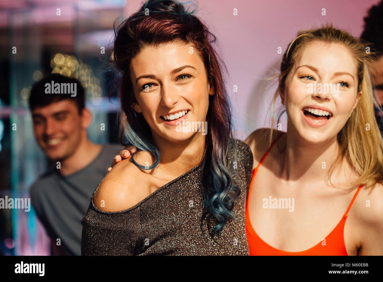 Gerne Frauen tanzen zusammen in einem Nachtclub. Stockfoto