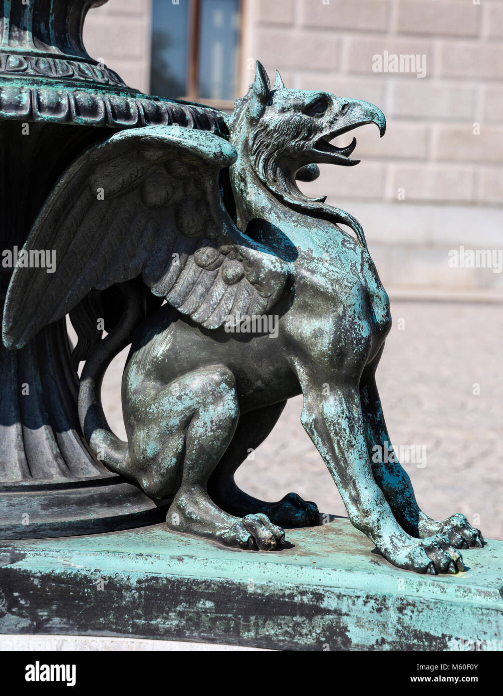 Detail einer Bronze Griffin auf der Basis einer Strassenlaterne, österreichische Parlament Gebäude, Ringstraße, Wien, Österreich. Stockfoto