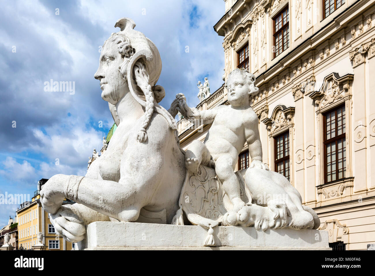 Sphinz Skulptur mit einem Cherub, Schloss Belvedere, Wien, Wien, Österreich. Stockfoto