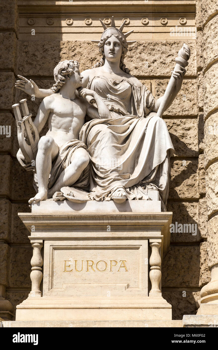Die Europa-Skulptur außerhalb des Naturhistorisches Museum (Natural History), Wien, Österreich. Stockfoto