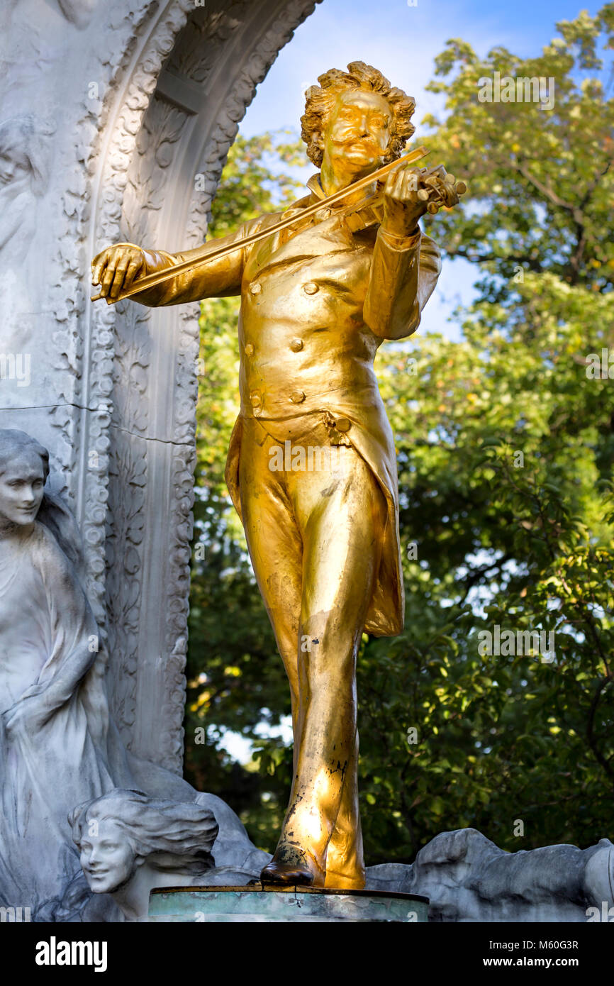Die goldene Statue von Johann Strauss II (Der Walzerkönig) im Stadtpark, Wien, Wien, Österreich. Stockfoto