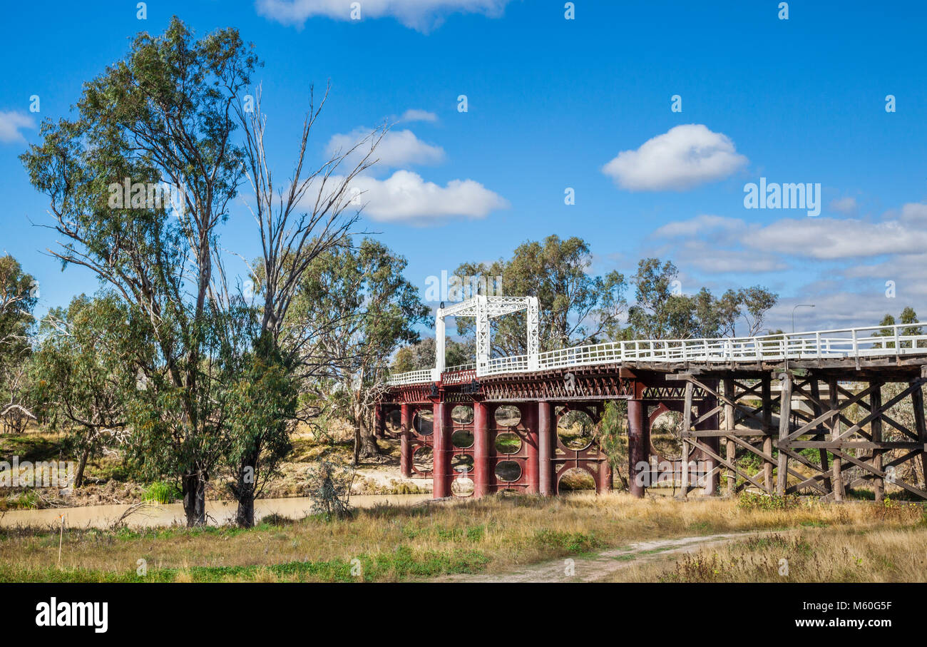 Ansicht der Bourke Brücke über den Darling River im Norden Bourke, North West New South Wales, Australien. Den alten Lift-up-Brücke wurde 1883 gebaut und Stockfoto