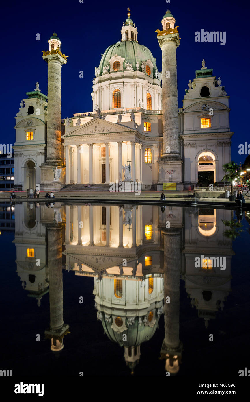 Karlskirche (St. Charles's Church) Beleuchtete, Karlsplatz, Wien, Österreich. Stockfoto