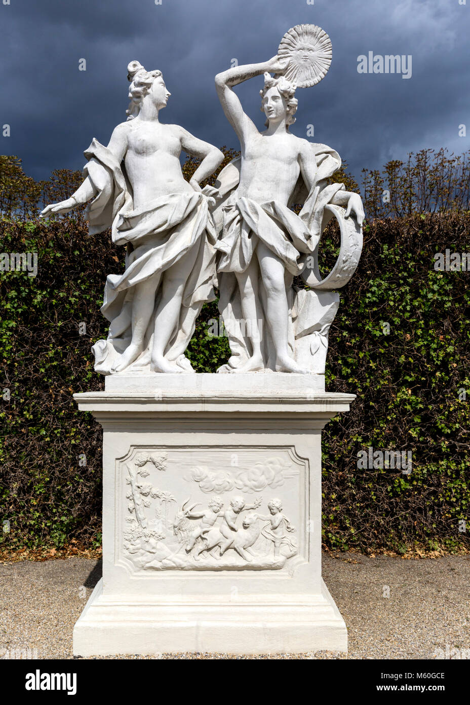 Eine der Marmorskulpturen, Untere Belvedere Palace Gardens, Wien, Wien, Österreich. Stockfoto