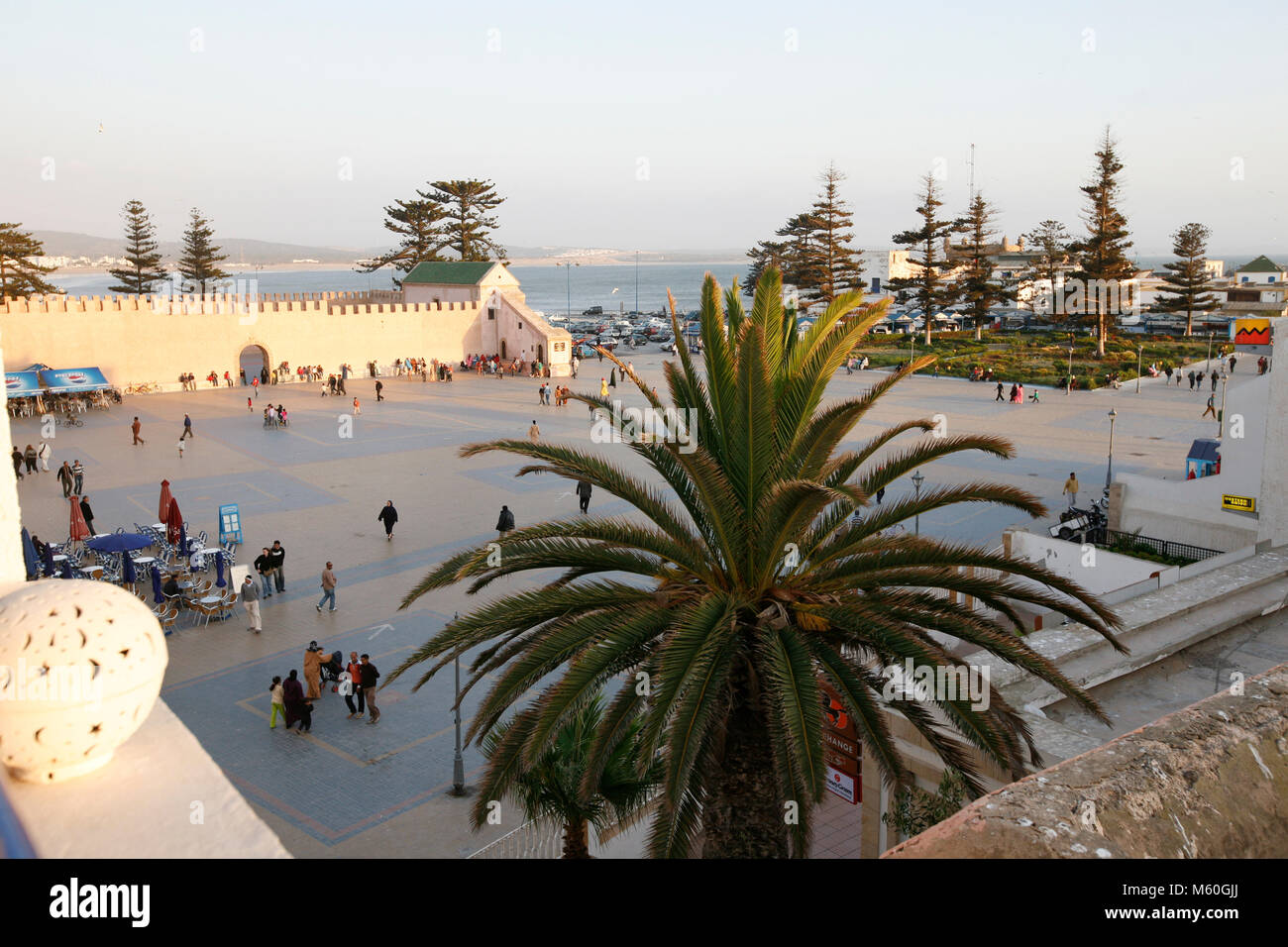 Die wichtigsten Platz der Stadt am Strand von Essaouira, Marokko liegt direkt außerhalb der alten Stadtmauern. Stockfoto