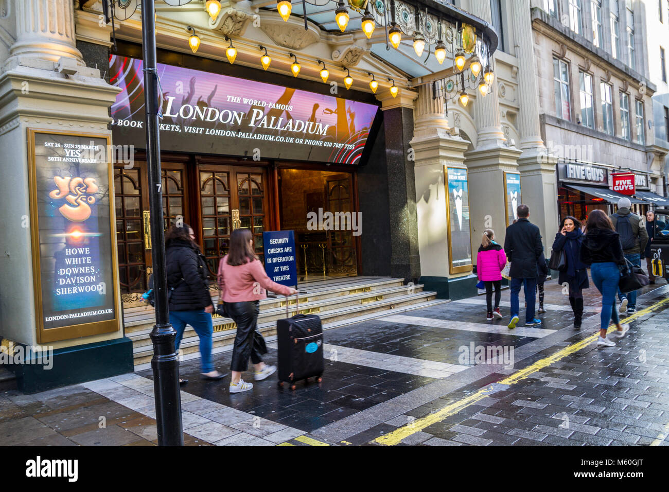 Menschen zu Fuß vorbei an berühmten Oxford Circus in London Palladium Theater Theater, London UK Stockfoto