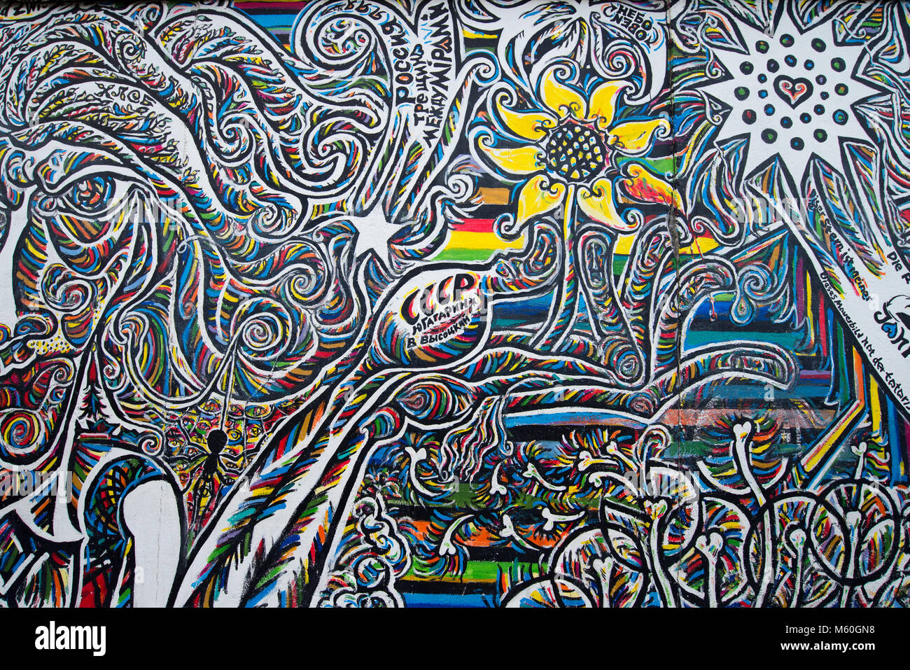 BERLIN, DEUTSCHLAND - 22. OKTOBER 2017: Street Art von East Side Gallery an der öffentlichen Straße in Berlin. Teil der ehemaligen Berliner Mauer ist in der Kunst von mehr t abgedeckt Stockfoto
