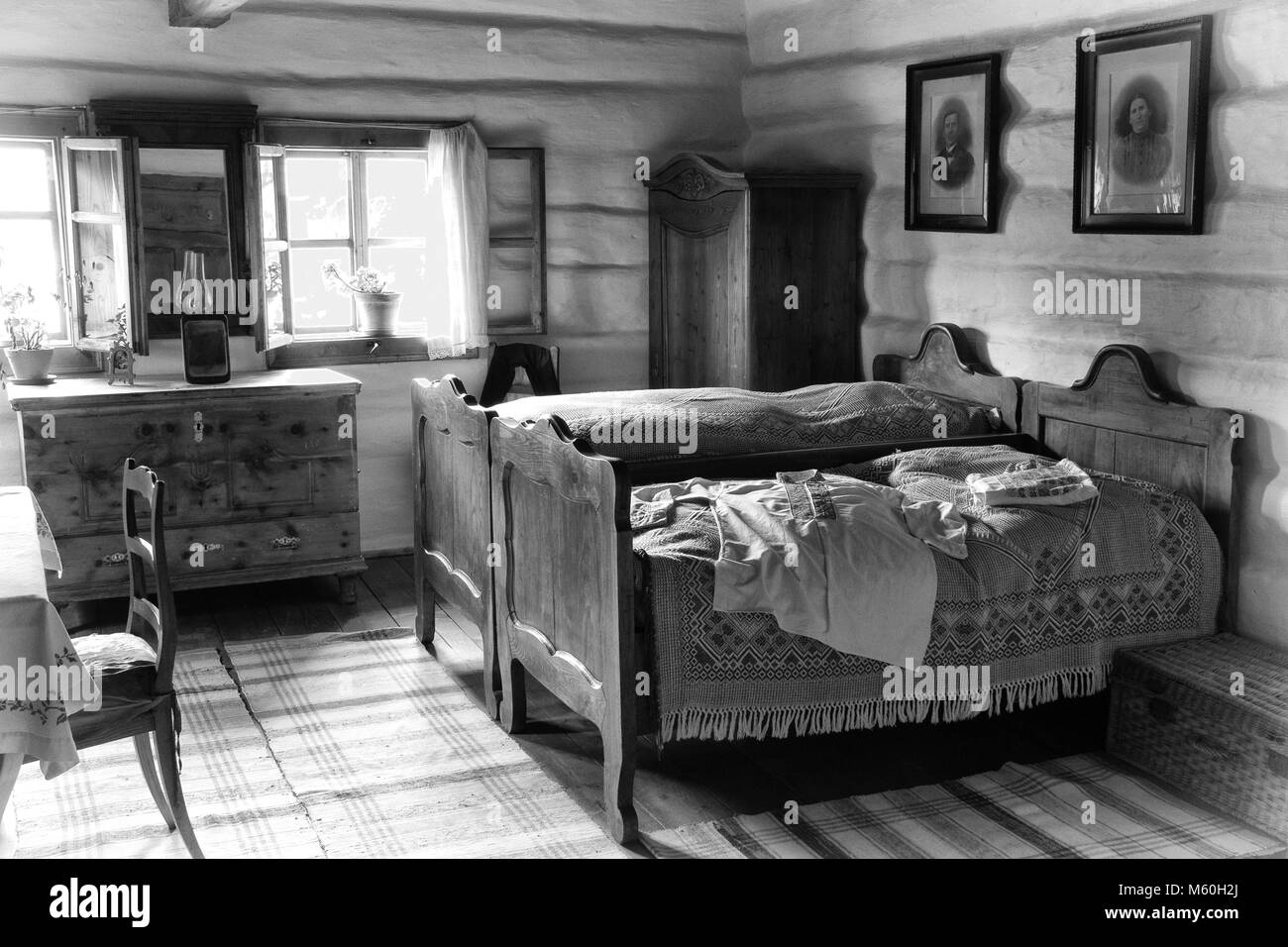 Möbel in einer traditionellen slowakischen Dorf (Schlafzimmer). Schwarz und Weiß fine art beenden. Stockfoto