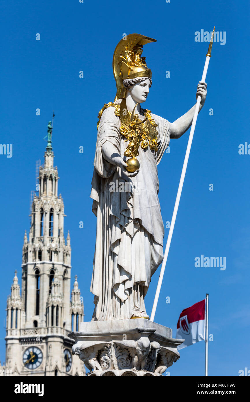 Die Pallas Athene Skulptur und Rathaus turm, österreichische Parlament Gebäude, Ringstraße, Wien, Österreich. Stockfoto