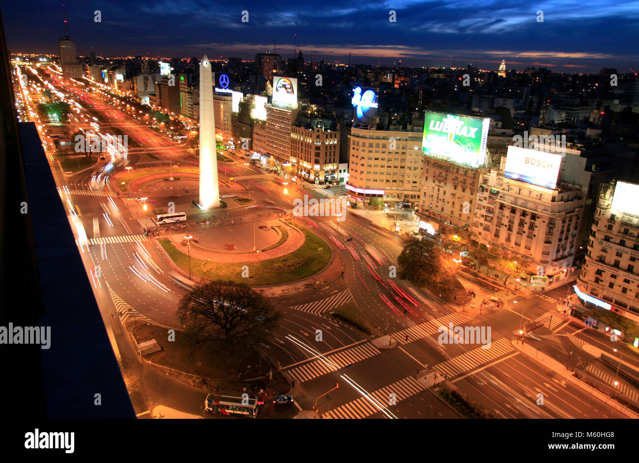 Der Obelisk auf der Avenida 9 de Julio in Buenos Aires ist unter den Skyline gesehen. Stockfoto