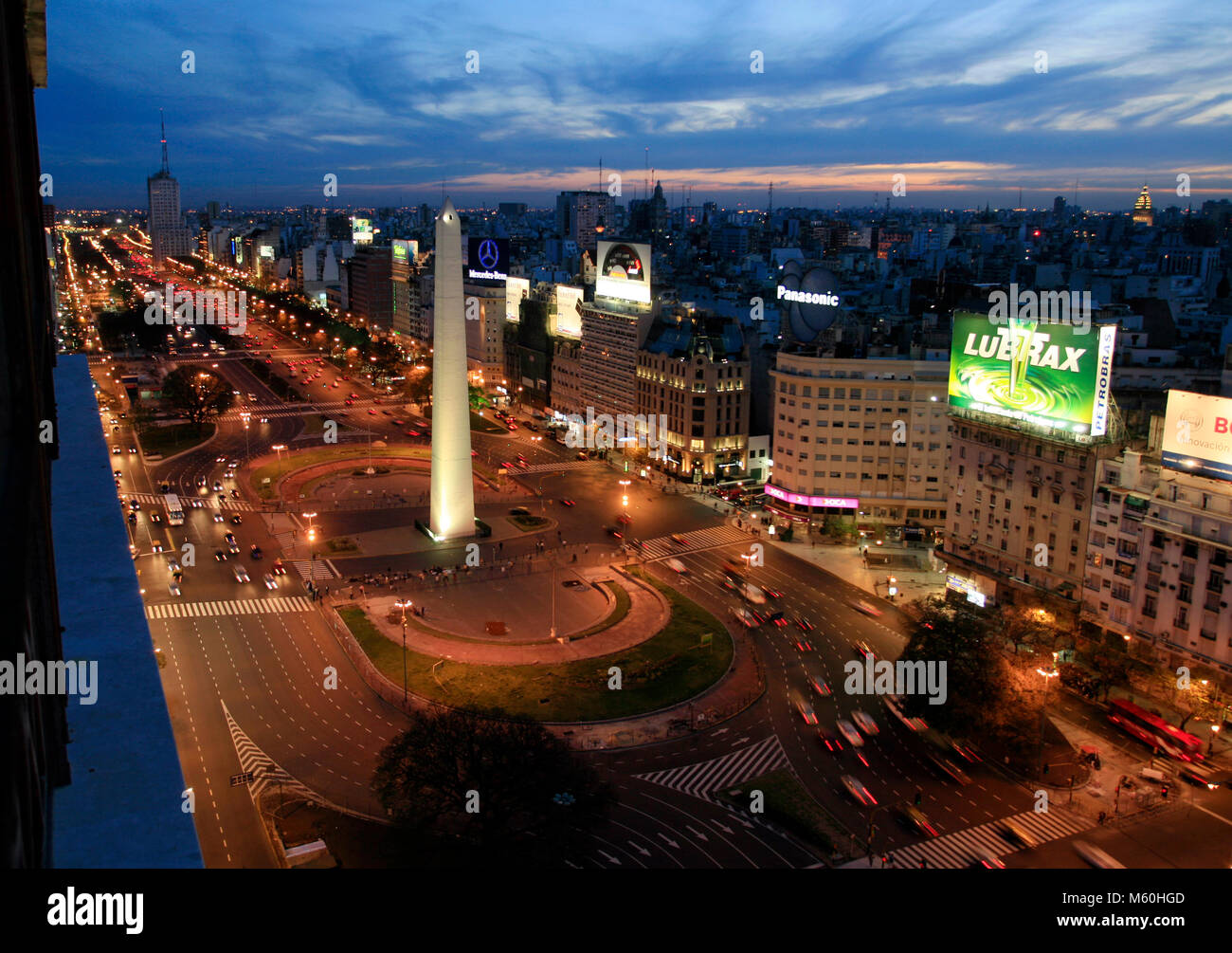 Der Obelisk auf der Avenida 9 de Julio in Buenos Aires ist unter den Skyline gesehen. Stockfoto