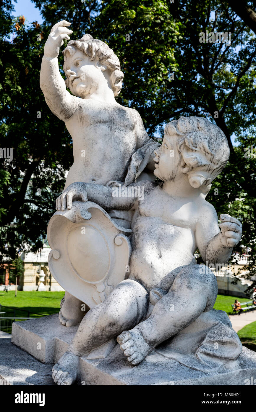 Putti Skulptur an der Neuen Burg Palace, Burggarten, Wien, Wien, Österreich. Stockfoto
