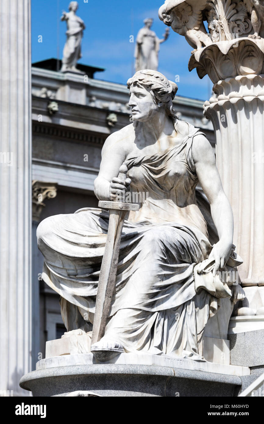 Detail der Pallas Athene Skulptur außerhalb des Österreichischen Parlaments Gebäude, Ringstraße, Wien, Österreich. Stockfoto